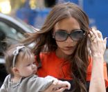 Victoria Beckham, super maman capable de porter sa fille Harper dans une robe ultra moulante et des plateformes Louboutin de 16 centimètres.<br />