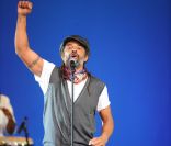 Yannick Noah chante lors du rassemblement de François Hollande au Bourget, le 22 janvier 2012.