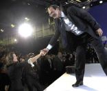 François Hollande salue sa compagne Valérie Trierweiler après son grand discours lors de son rassemblement au Bourget, le 22 janvier 2012.