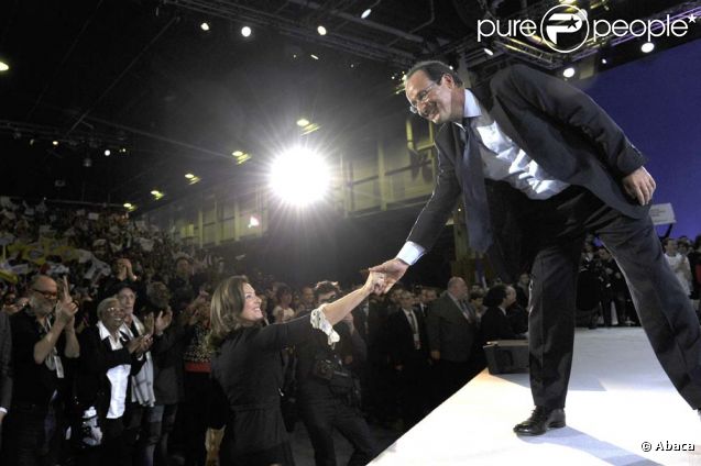 François Hollande salue sa compagne Valérie Trierweiler après son grand discours lors de son rassemblement au Bourget, le 22 janvier 2012.