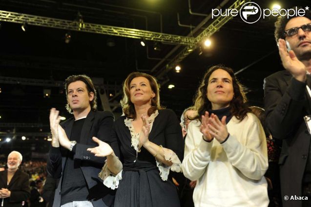 Benjamin Biolay et Mazarine Pingeot entourent Valérie Trierweiler lors du rassemblement de François Hollande au Bourget, le 22 janvier 2012.