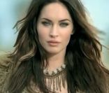 Megan Fox multipliée à l'infini sur une plage, pour un effet ultra-sexy