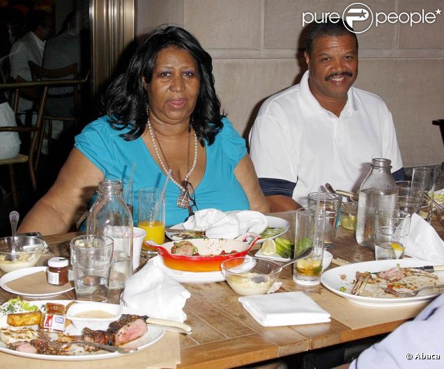 Aretha Franklin et son ami intime William Wilkerson au Ritz Carlton de Manhattan le 14 juillet 2008. En janvier 2012, le couple a annoncé son intention de sa marier... avant de faire machine arrière trois semaines plus tard.