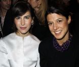 Caroline Sieber et Camille Miceli au premier rang du défilé Etam le 23/01/12