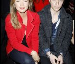 Virginie Efira et le chanteur Raphaël au premier rang du défilé Etam le 23/01/12<br />