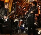 Johnny Hallyday et Yarol Poupaud lors de son concert à la tour Eiffel, le 3 décembre 2011.