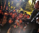 Johnny Hallyday lors de son concert à la tour Eiffel, le 3 décembre 2011. Nathalie Baye est au premier rang.