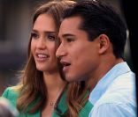 Jessica Alba et Mario Lopez sur le plateau de Extra au centre commercial The Grove à Los Angeles le 25 janvier 2012 