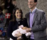Née le 24 janvier 2012 à 8h27 au Rigshospitalet de Copenhague, la petite princesse de la princesse Marie et du prince Joachim de Danemark a quitté la maternité le 27 janvier à 11h08 pour rejoindre le domicile familial, non sans faire un passage obligé devant des médias en liesse.