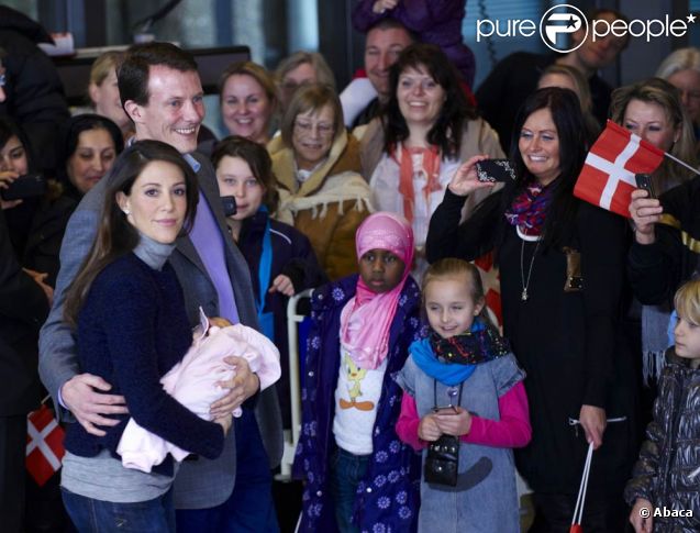  Au pied de l'ascenseur, les médias et les curieux étaient foule... 
 Née le 24 janvier 2012 à 8h27 au Rigshospitalet de Copenhague, la petite princesse de la princesse Marie et du prince Joachim de Danemark a quitté la maternité le 27 janvier à 11h08 pour rejoindre le domicile familial, non sans faire un passage obligé devant des médias en liesse. 