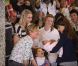  La princesse Marie n'a pas hésité à laisser le public voir de près sa petite. 
 Le bébé de la princesse Marie et du prince Joachim de Danemark a quitté la maternité le 27 janvier à 11h08 pour rejoindre le domicile familial, non sans faire un passage obligé devant des médias en liesse. 