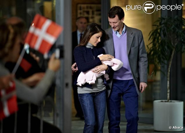 La princesse Marie et du prince Joachim de Danemark ont quitté la maternité avec leur bébé le 27 janvier à 11h08 pour rejoindre le domicile familial, non sans faire un passage obligé devant des médias en liesse.