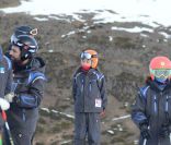 A Baqueira Beret, les enfants d'Elena d'Espagne s'amusent, tandis que leur mère se cache... 
 Felipe, 13 ans, et Victoria, 11 ans, profitaient des joies de la neige à Baqueira Beret, le 22 janvier 2012. Avec leurs gardes du corps et le conseiller de leur mère Elena, Carlos Garcia Revenga, mais sans l'infante, qui s'abrite des médias en raison du scandale Noos dans lequel est impliqué son beau-frère Iñaki Urdangarin. 