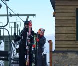  Les enfants d'Elena d'Espagne s'amusent, moins atteints par le scandale Noos que leur mère. 
 Felipe, 13 ans, et Victoria, 11 ans, profitaient des joies de la neige à Baqueira Beret, le 22 janvier 2012. Avec leurs gardes du corps et le conseiller de leur mère Elena, Carlos Garcia Revenga, mais sans l'infante, qui s'abrite des médias en raison du scandale Noos dans lequel est impliqué son beau-frère Iñaki Urdangarin. 