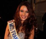 Delphine Wespiser : Envoûtante, Miss France dévoile ses sublimes gambettes