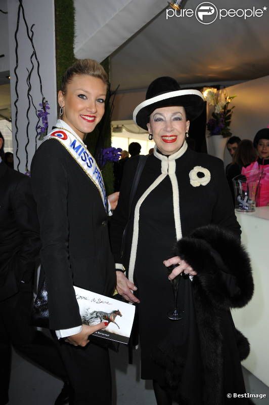 Christelle Roca et Geneviève de Fontenay lors du Prix d'Amérique Marionnaud 2012, à l'hippodrome de Vincennes, le 29 janvier 2012
