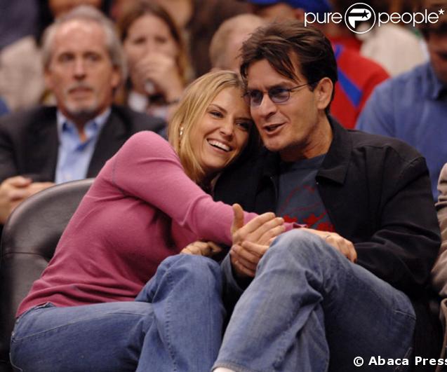Charlie Sheen et Brooke Mueller assistent a un match de basket