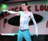 Steve-O en show à Hawaï, le 22 janvier 2012