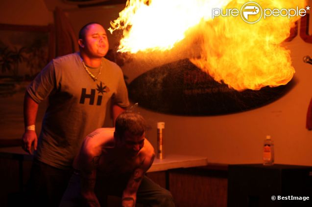 Steve-O sous un cracheur de feu à Hawaï, le 22 janvier 2012