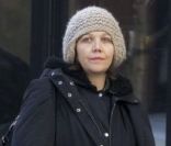 Maggie Gyllenhaal, enceinte, emmène sa fille Ramona à l'école, à New York, le 30 janvier 2012 