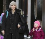 Maggie Gyllenhaal, enceinte, brave le froid et emmène sa fille Ramona à l'école, à New York, le 30 janvier 2012 