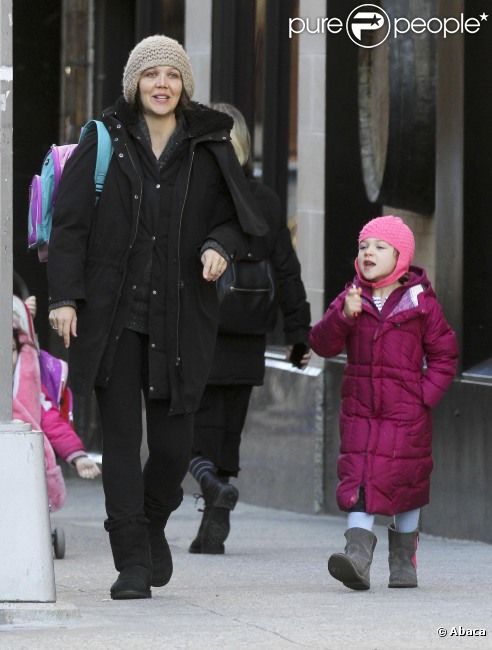 Maggie Gyllenhaal, enceinte, brave le froid et emmène sa fille Ramona à l'école, à New York, le 30 janvier 2012 