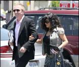 Salma Hayek accrochée à son homme !