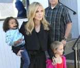 Heidi Klum et ses filles Lou et Leni à la sortie du cours de Karaté à Brentwood le 28 janvier 2012