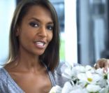 Karine Le Marchand pour la pub du dentifrice Sanogyl Blancheur et Soin
