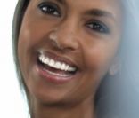 Karine Le Marchand affiche son sourire éclatant pour la pub du dentifrice Sanogyl Blancheur et Soin