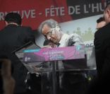 François Hollande enfariné par Claire Seguin le 1er févirer à la porte de Versailles