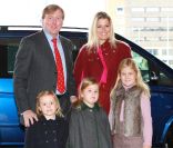  Willem-Alexander, Maxima et leurs trois filles, Ariane, Alexia et Catharina-Amalia, le 21 janvier 2012 à Amsterdam. 
 Le prince Willem-Alexander des Pays-Bas et la princesse Maxima se sont mariés le 2 février 2002 à Amsterdam. Le 2 février 2012, ils célébraient leurs noces d'étain. 