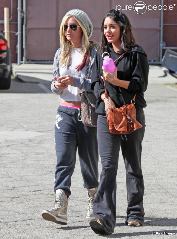 Vanessa Hudgens et Ashley Tisdale sortent d'un studio de danse, à Los Angeles, le 2 février 2012