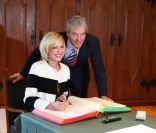 Katherine Heigl au sein de la mairie d'Esslingen en Allemagne le 3 février 2012, elle pose avec le maire 
