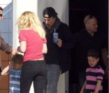 Britney Spears, entourée de ses enfants Sean Preston et Jayden James, de sa maman Lynne et de son fiancé Jason, à Los Angeles, le 29 janvier 2012.