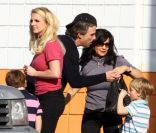 Britney Spears, bien entourée de ses enfants Sean Preston et Jayden James, de sa maman Lynne et de son chéri Jason, à Los Angeles, le 29 janvier 2012.