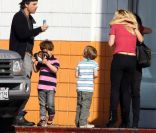 La chanteuse Britney Spears, entourée de ses enfants Sean Preston et Jayden James, de sa maman Lynne et de son chéri Jason, à Los Angeles, le 29 janvier 2012.