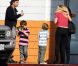 La chanteuse Britney Spears, entourée de ses enfants Sean Preston et Jayden James, de sa maman Lynne et de son chéri Jason, à Los Angeles, le 29 janvier 2012.