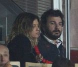 Michaël Youn et sa compagne Isabelle Funaro le 4 février 2012 au Parc des Princes à Paris lors du match entre le PSG et l'Evian TG (3-1)