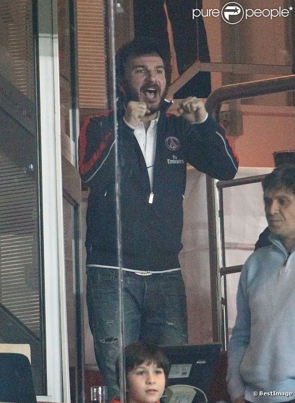 Michaël Youn comme un enfant le 4 février 2012 au Parc des Princes à Paris lors du match entre le PSG et l'Evian TG (3-1)