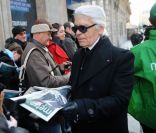 Karl Lagerfeld distribue des exemplaires du magazine Métro à Paris, le 7 février 2012.