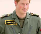 Le prince Harry (photo : en juin 2009 à la base de Shawbury) a été distingué le 8 février 2012 à la base de Wattisham comme le meilleur copilote/artilleur au terme de sa formation de 18 mois sur hélicoptère Apache. Il a reçu une balle de 30 mm (munit