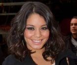 Vanessa Hudgens : Aux petits soins pour ses fans avant de s'envoler pour Paris