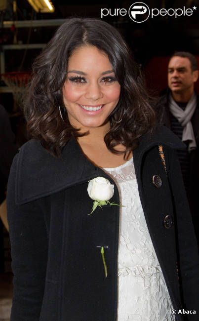 Vanessa Hudgens sort du studio de l'émission  Live! With Kelly , à New York, le mercredi 8 février 2012.