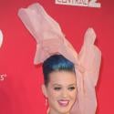 Katy Perry : Sublime fleur géante face au chic tout-terrain d'Alicia Keys