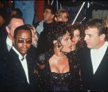 Whitney Houston, Bobby Brown et Kevin Costner en 1992