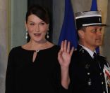 Carla Bruni sur le perron de l\'Élysée, à Paris, le 27 janvier 2012.