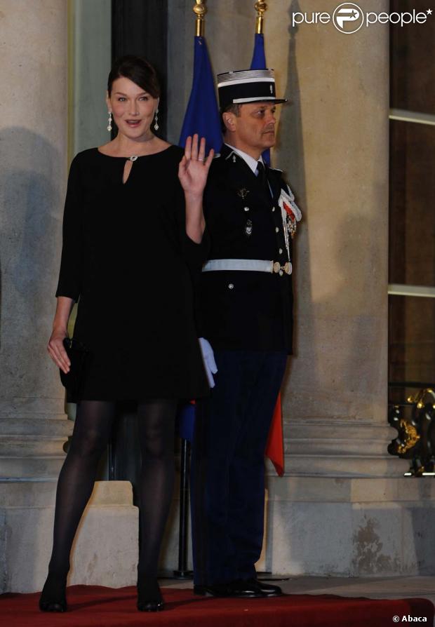 Carla Bruni sur le perron de l'Élysée, à Paris, le 27 janvier 2012.