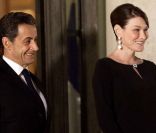 Carla Bruni et Nicolas Sarkozy sur le perron de l\'Élysée, à Paris, le 27 janvier 2012.
