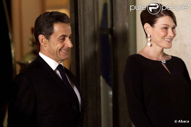 Carla Bruni et Nicolas Sarkozy sur le perron de l'Élysée, à Paris, le 27 janvier 2012.